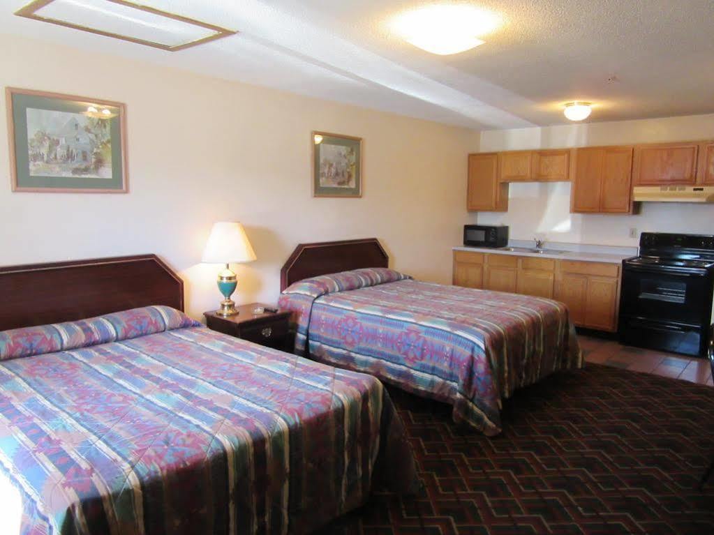 Western Holiday Motel Уичита Екстериор снимка
