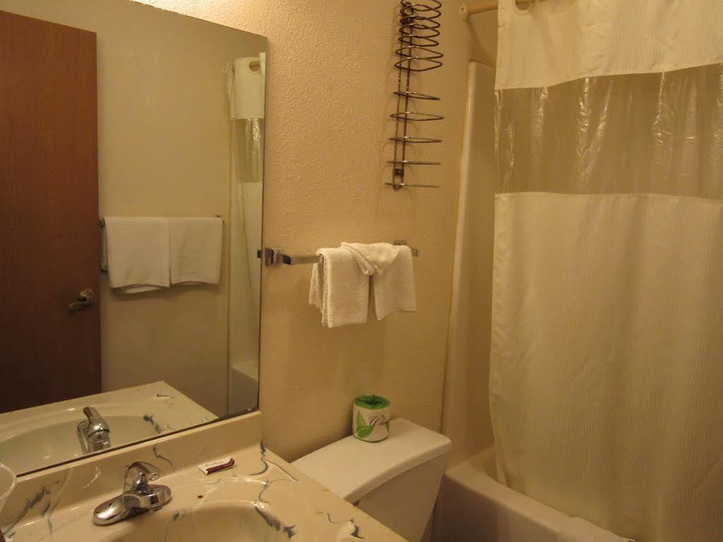 Western Holiday Motel Уичита Екстериор снимка