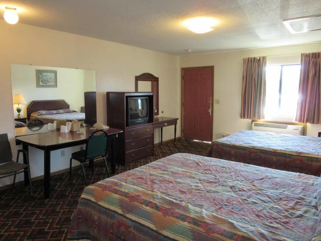 Western Holiday Motel Уичита Екстериор снимка