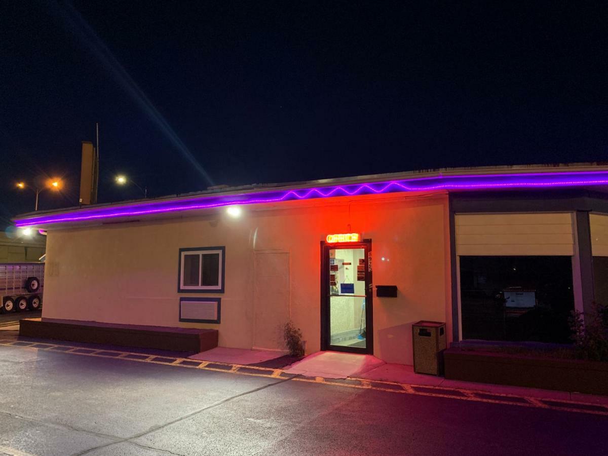 Western Holiday Motel Уичита Екстериор снимка
